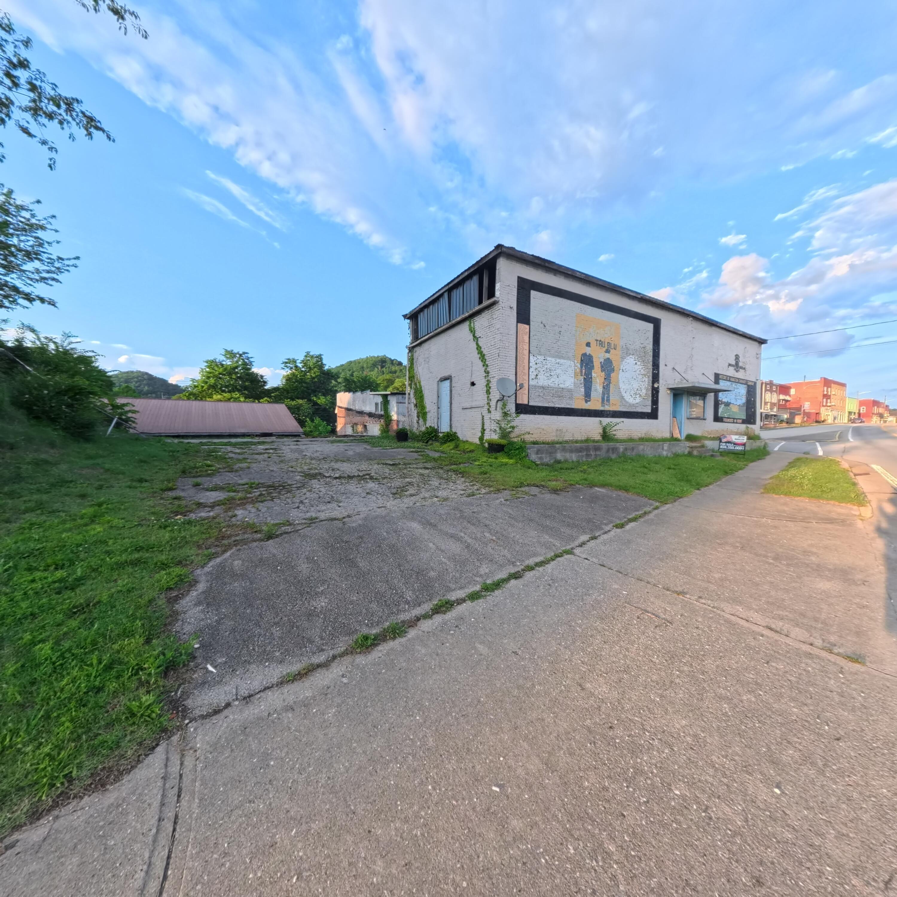 Image 4: Driveway off Riverdrive!