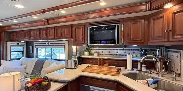 Image 4: State of the Art Appliances