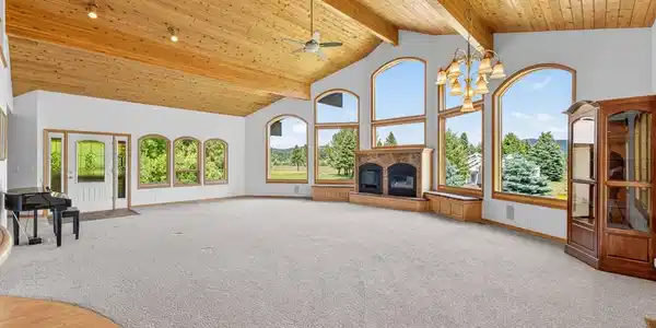 Image 2: Great Room views of the Mountains, Brand new carpet