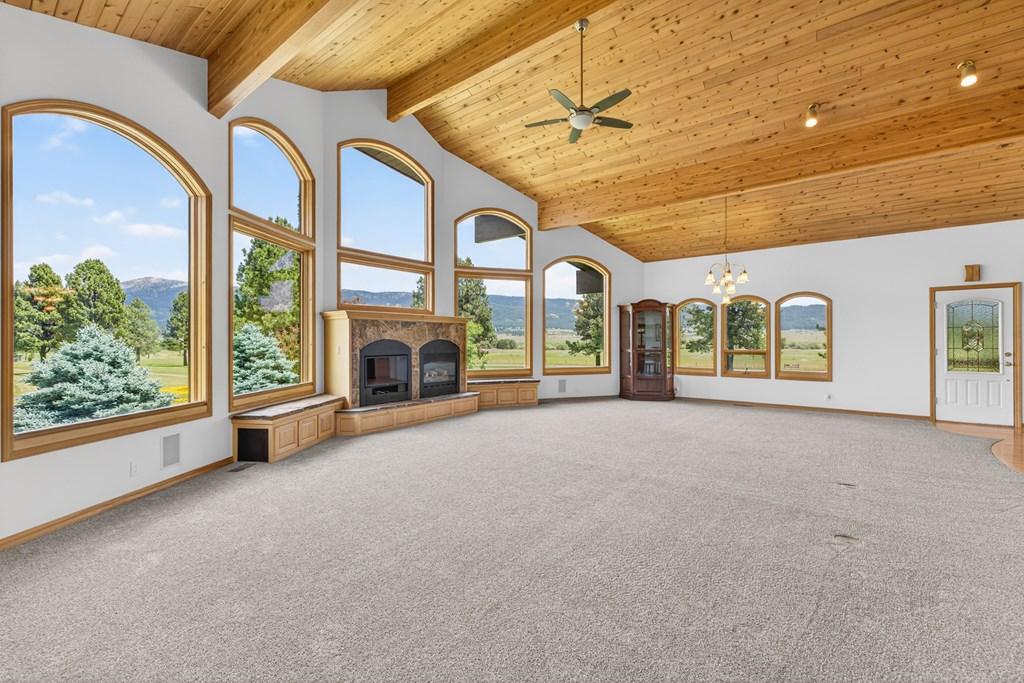 Image 3: Living Room / Dining area, With Views of the mountains