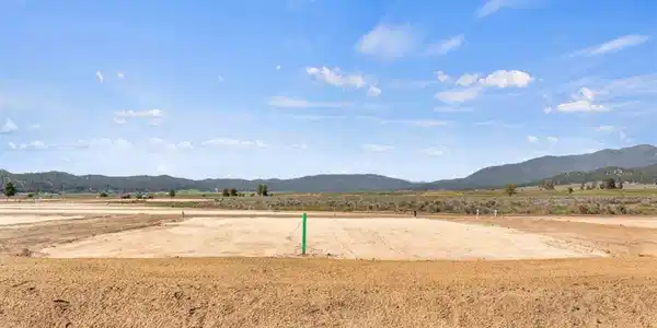 Image 4: Level Building Site