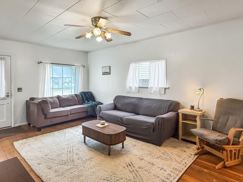 Image 3: Well-lit Living Room