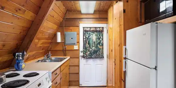 Image 4: Kitchen