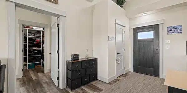 Image 3: Entry