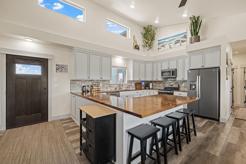 Image 4: Kitchen bar for entertaining, Sky light details for more natural lighting