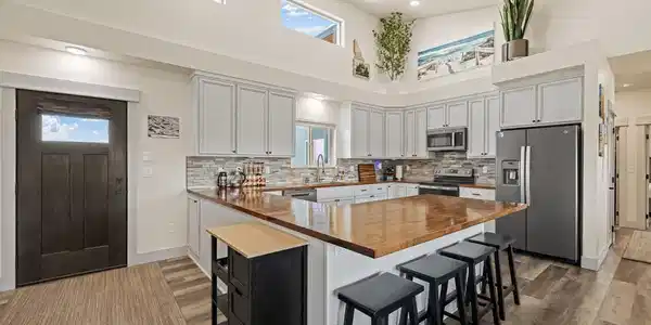 Image 4: Kitchen bar for entertaining, Sky light details for more natural lighting