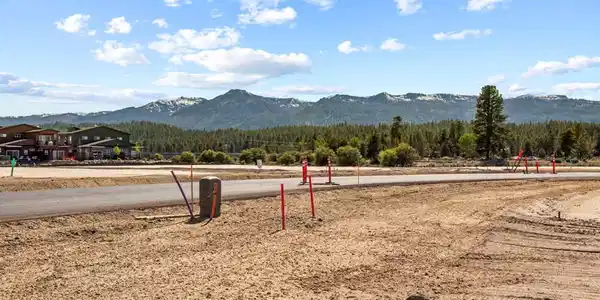 Image 4: Fantastic Views of West Mountain