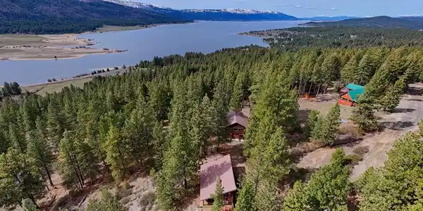 Image 2: Stones Throw from Lake Cascade