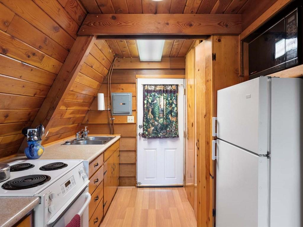 Image 4: Kitchen
