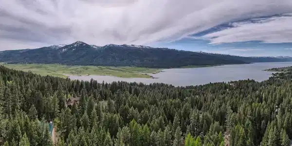 Image 2: Walking Distance to Lake Cascade
