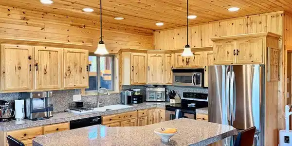Image 3: Nice Kitchen for Entertaining