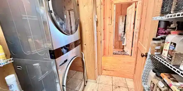 Image 4: Laundry Room and Pantry