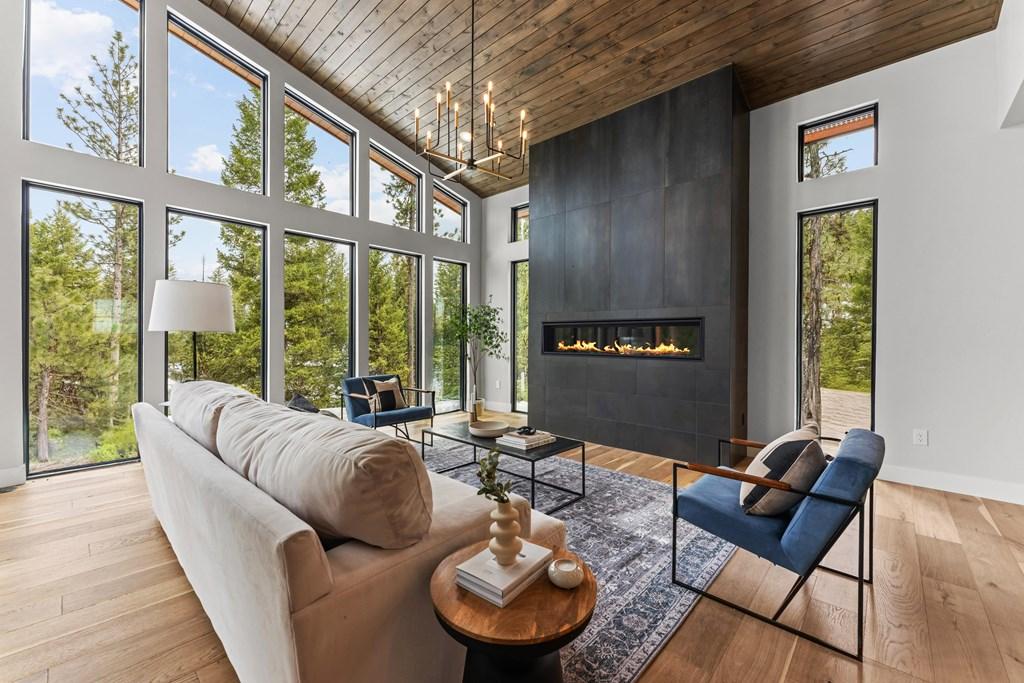 Image 4: Living Room