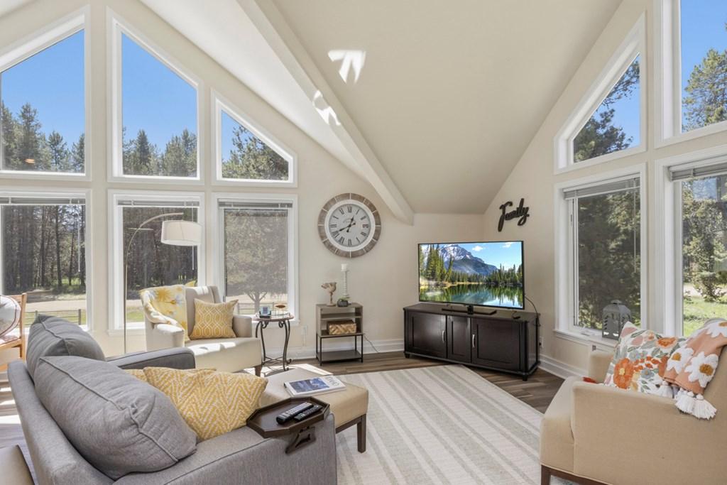 Image 4: Living Room Upstairs