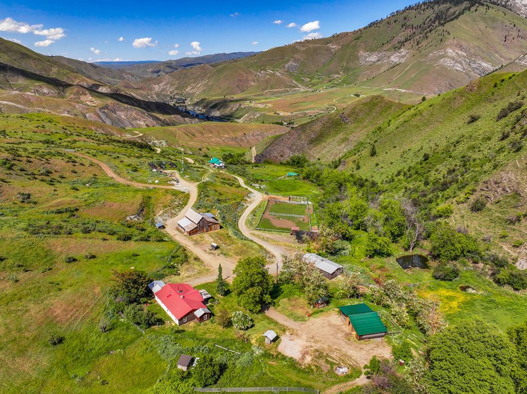 Image 2: Overview of the living area