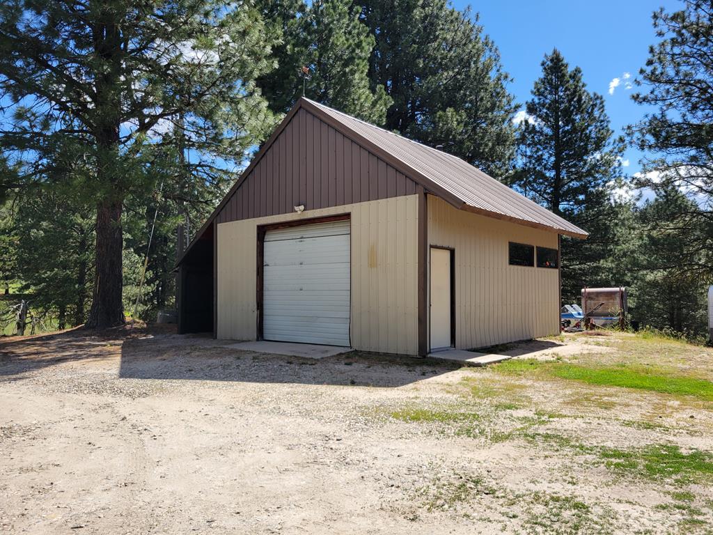 Image 4: Garage