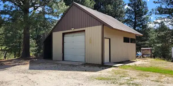 Image 4: Garage