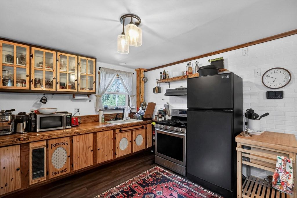 Image 3: Kitchen area