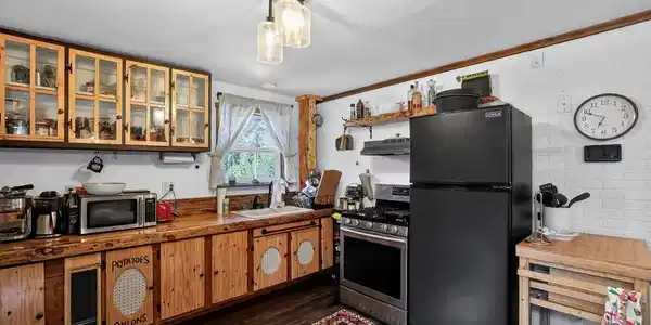 Image 3: Kitchen area