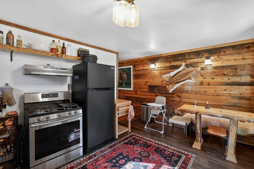Image 4: Kitchen area