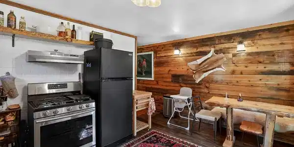 Image 4: Kitchen area
