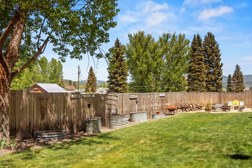 Image 2: Nice Yard
