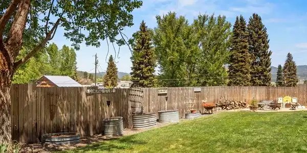 Image 2: Nice Yard