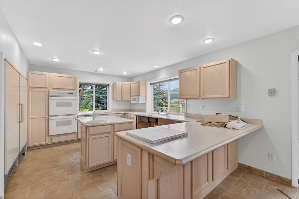Image 4: kitchen