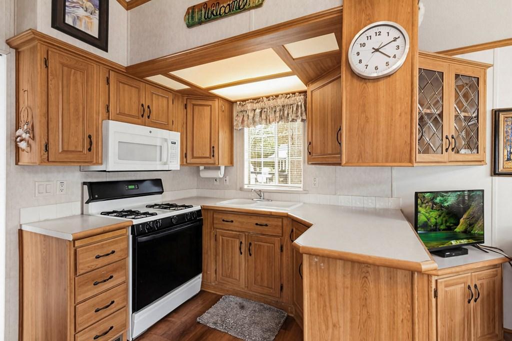 Image 4: Kitchen