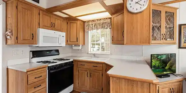 Image 4: Kitchen