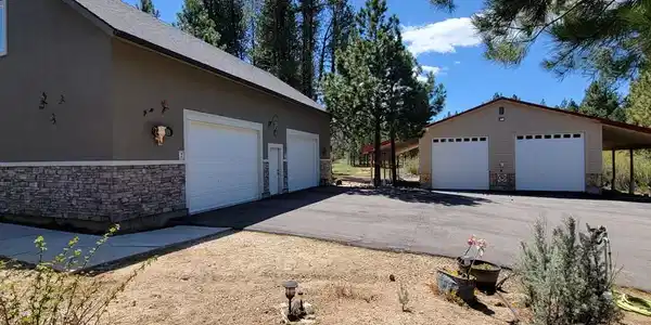 Image 2: Garage, Shop & Carports