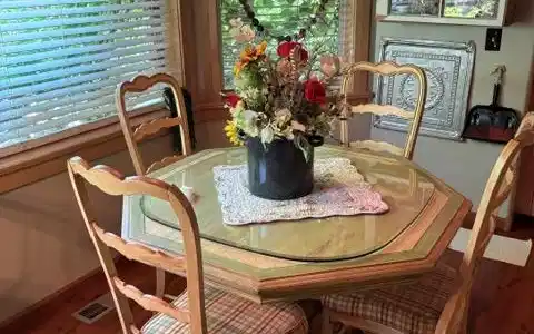 Image 2: cozy dining roon