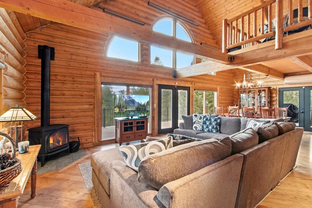 Image 4: Living Area