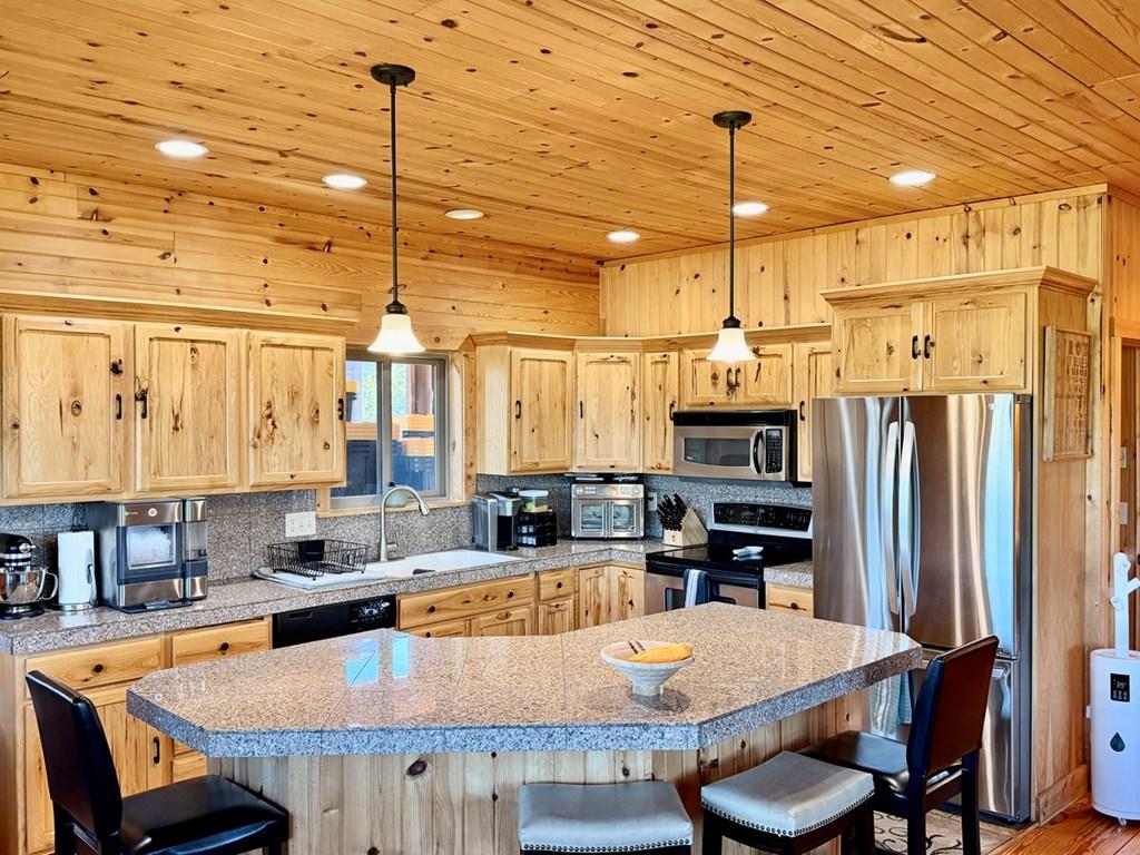 Image 3: Nice Kitchen for Entertaining