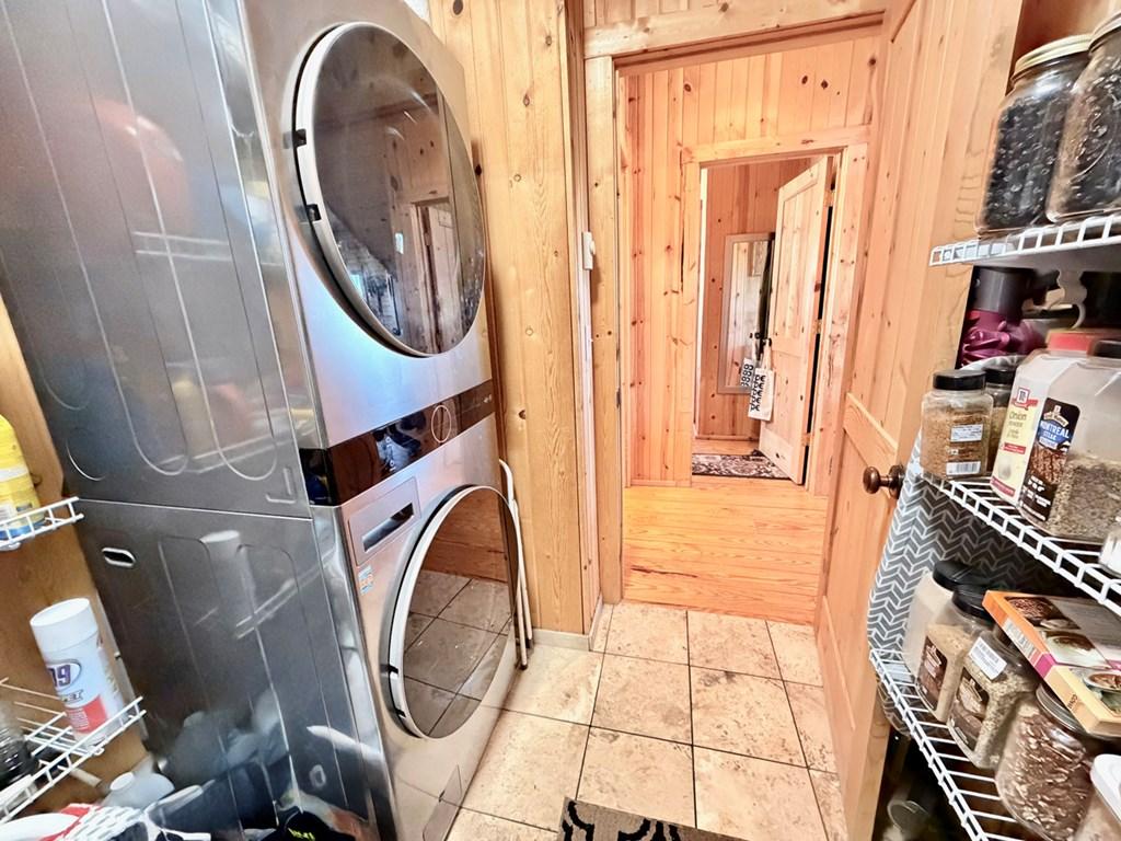 Image 4: Laundry Room and Pantry