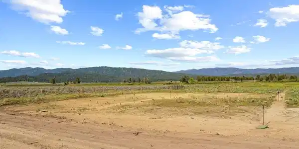 Image 3: Level Pad Site With Views of Eagle Nest
