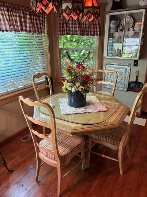 Image 2: cozy dining roon