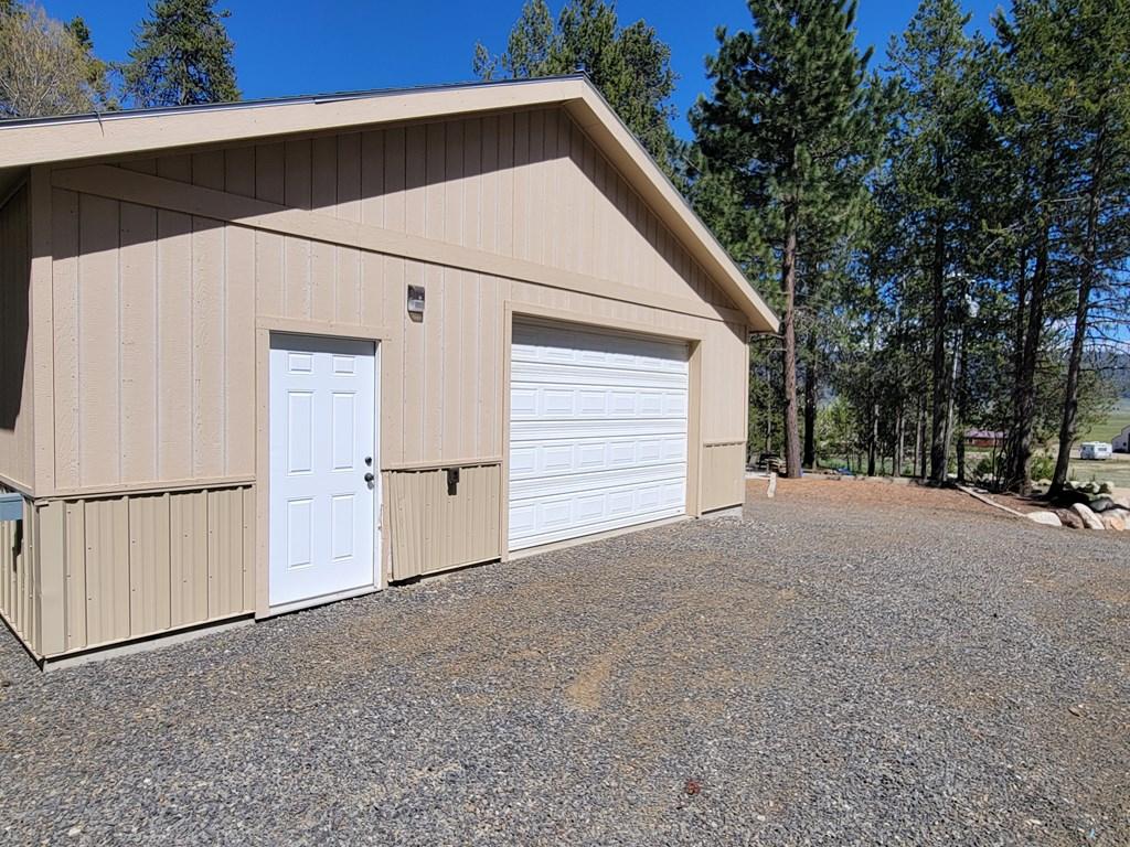 Image 2: Garage