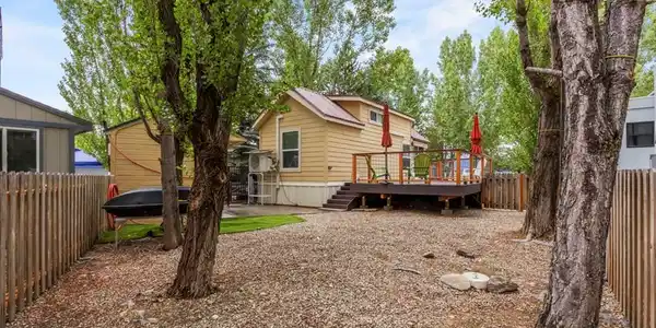 Image 3: Nice Backyard