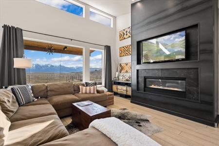 38140 Valley Hills Lane