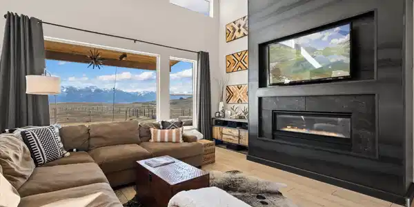 38140 Valley Hills Lane
