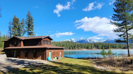 989 Lake Of The Woods Lane