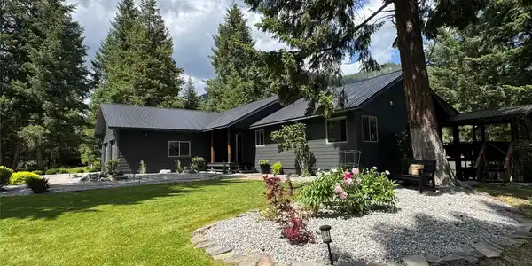 25 Riverfront Drive S