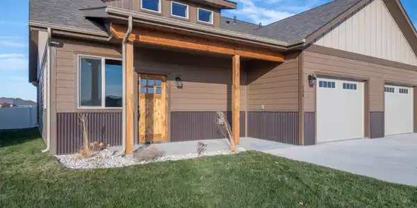 520 Racetrack Trail