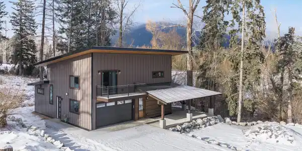 424 Old Highway 2 E