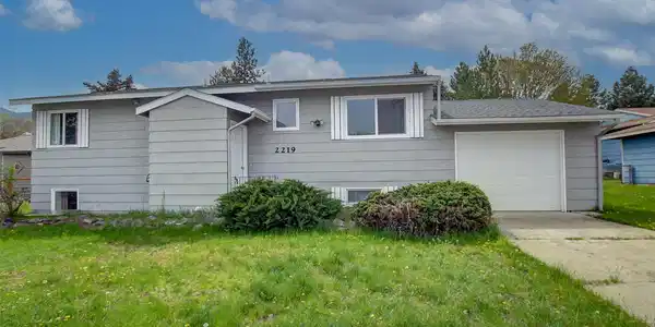 2219 E Crescent Drive
