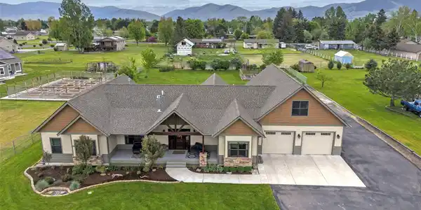 2398 Bald Eagle Close