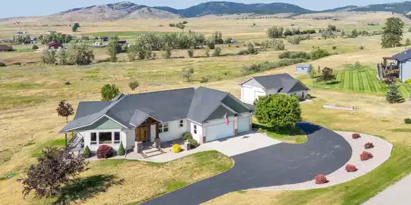 5527 Riley Lane