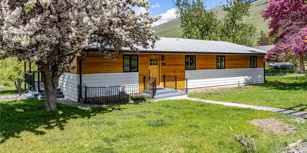 110 Hillcrest Loop