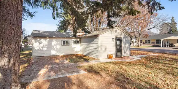 1005 10th Street W